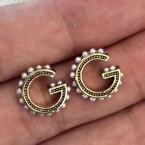 STUD EARRINGS GOLD AND TINY PEARLS IN FASHION POUCH